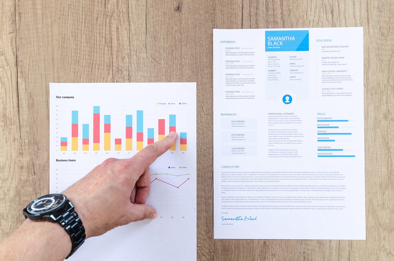 Persoon bekijkt beleggingsgrafieken op laptop voor duurzaam investeren
