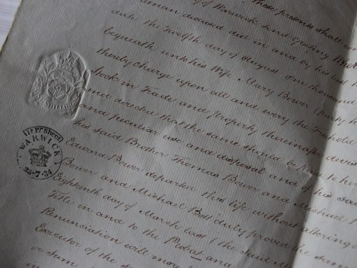 Persoon tekent financiële documenten bij erfenisadvies
