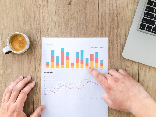 Persoon bekijkt beleggingsportefeuille op laptop aan bureau