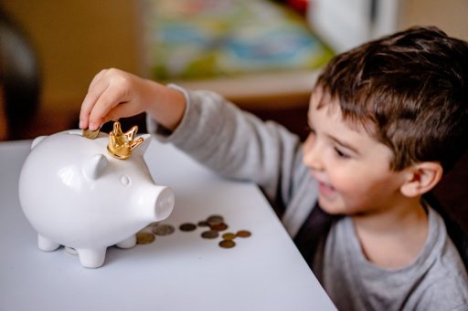 Ouder en kind zetten samen geld in een spaarpot
