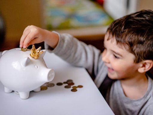 Ouder en kind zetten samen geld in een spaarpot