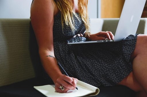 Zelfstandige werkt thuis aan laptop tijdens de zomer