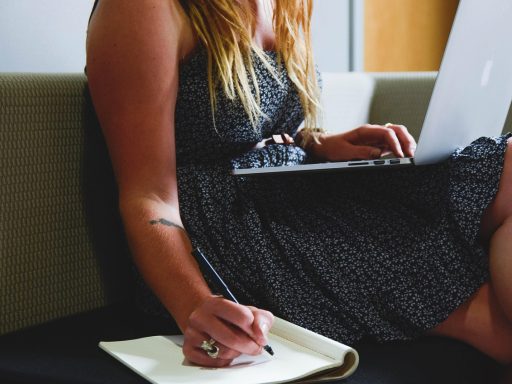 Zelfstandige werkt thuis aan laptop tijdens de zomer