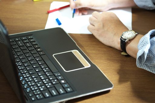 Startende zzp'er die belastingpapieren doorneemt aan een bureau