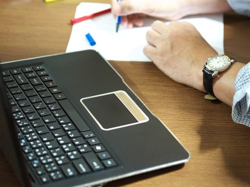 Startende zzp'er die belastingpapieren doorneemt aan een bureau