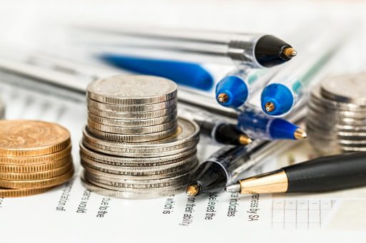 Kantoorgebouw van een financiële toezichthouder met mensen die documenten bekijken
