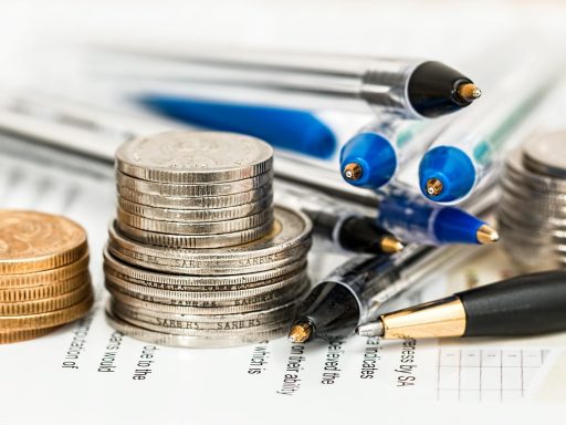 Kantoorgebouw van een financiële toezichthouder met mensen die documenten bekijken