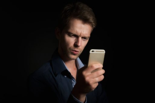 Persoon die een budgetapp gebruikt op een smartphone om uitgaven bij te houden