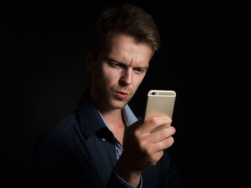 Persoon die een budgetapp gebruikt op een smartphone om uitgaven bij te houden