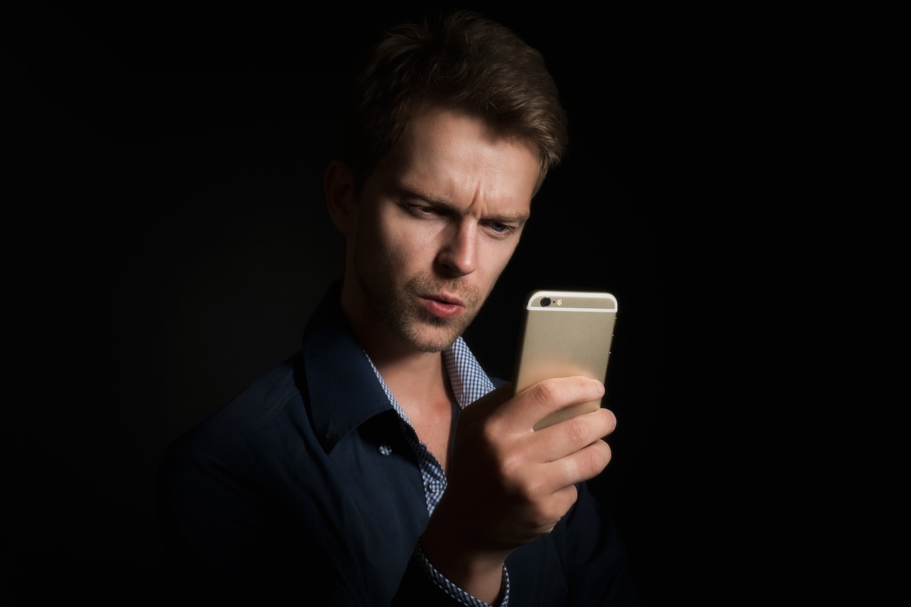 Persoon die een budgetapp gebruikt op een smartphone om uitgaven bij te houden