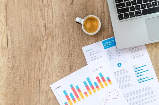 Persoon die financiële documenten doorneemt aan een bureau