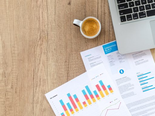 Persoon die financiële documenten doorneemt aan een bureau