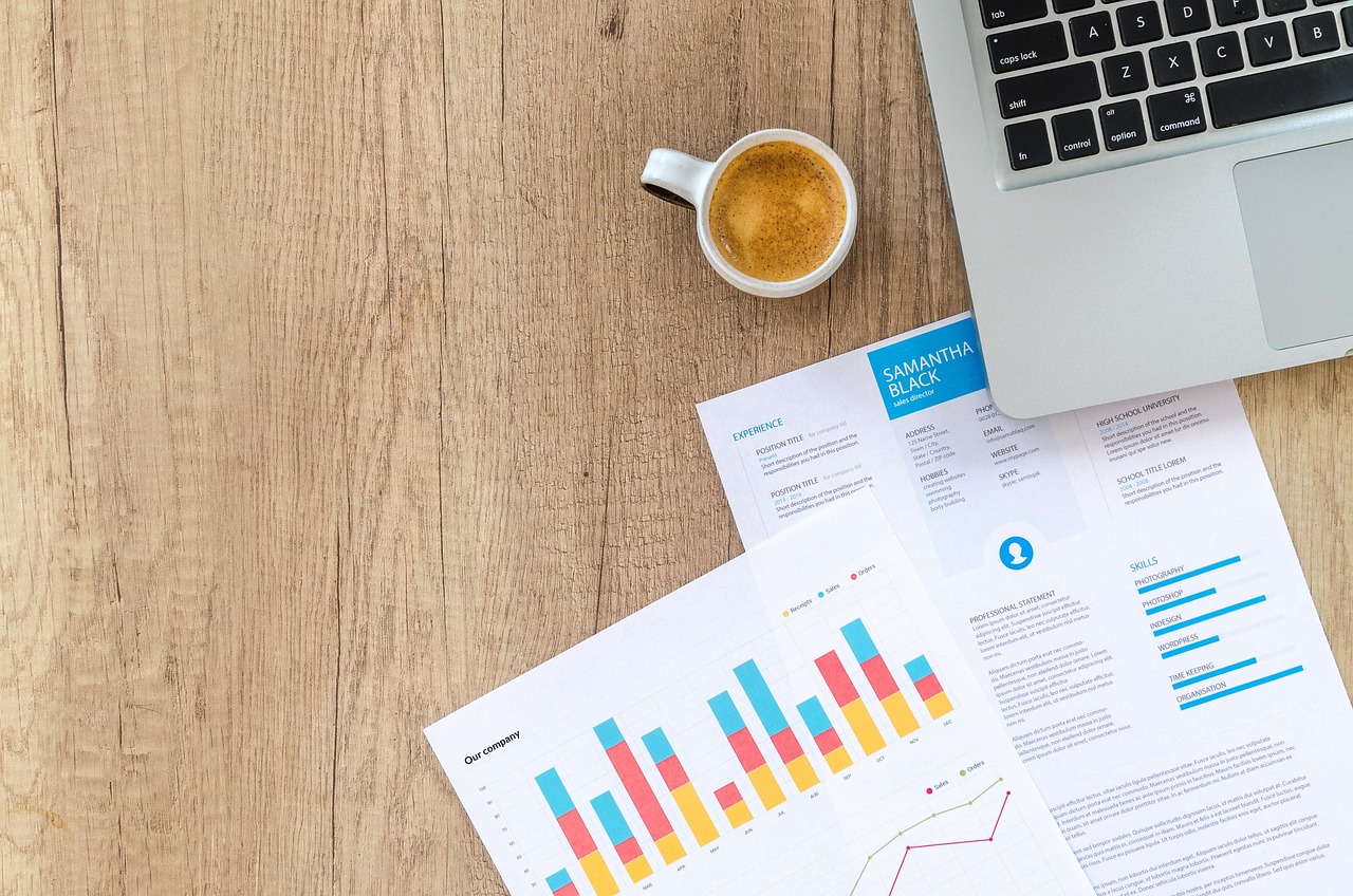 Persoon die financiële documenten doorneemt aan een bureau
