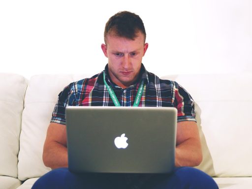 Startende zzp'er werkt vanuit huis aan laptop voor hypotheekaanvraag