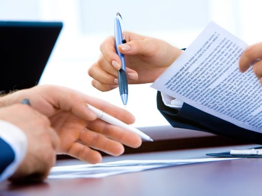 Kleine ondernemer die administratie en facturen doorneemt aan een bureau