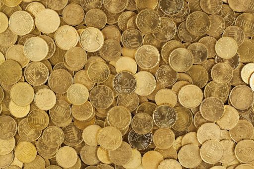 Persoon die zijn noodbuffer berekent met een rekenmachine en bankafschriften op tafel