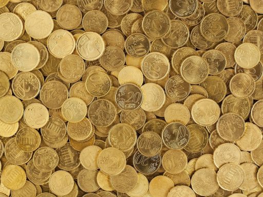Persoon die zijn noodbuffer berekent met een rekenmachine en bankafschriften op tafel