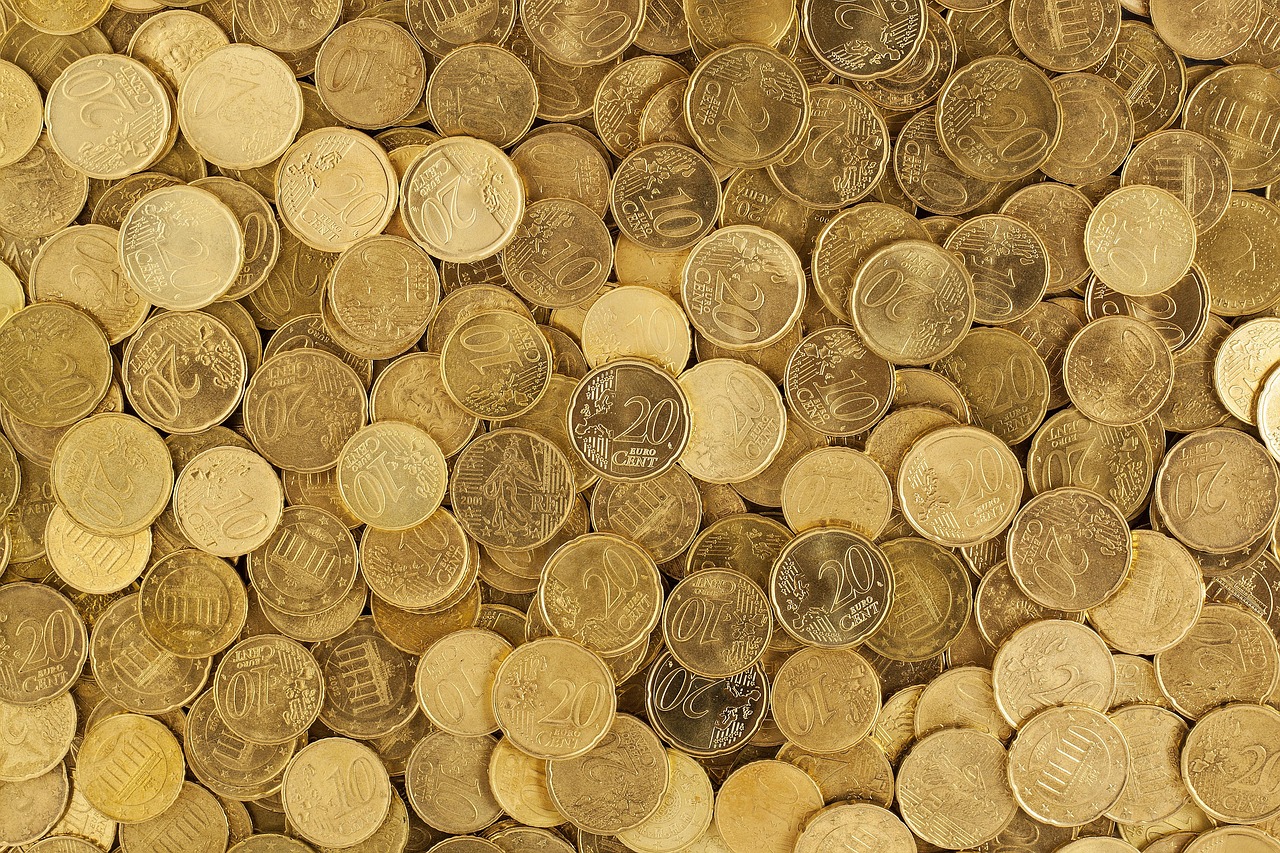 Persoon die zijn noodbuffer berekent met een rekenmachine en bankafschriften op tafel