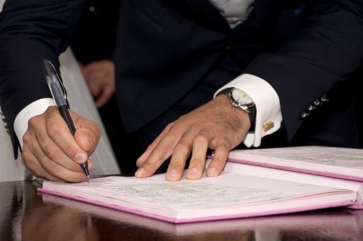 Persoon die een offerte doorleest en aantekeningen maakt op papier
