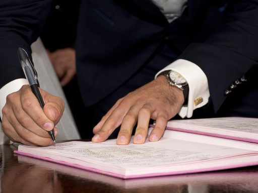 Persoon die een offerte doorleest en aantekeningen maakt op papier