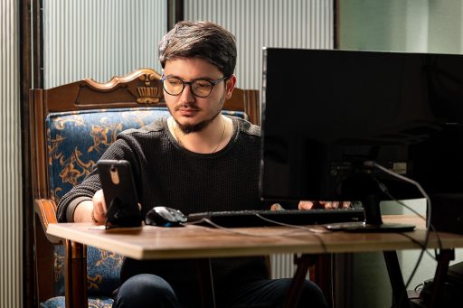 Persoon die op laptop een buitenlandse spaarrekening opent via een Europees platform
