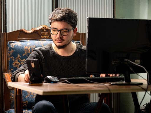 Persoon die op laptop een buitenlandse spaarrekening opent via een Europees platform