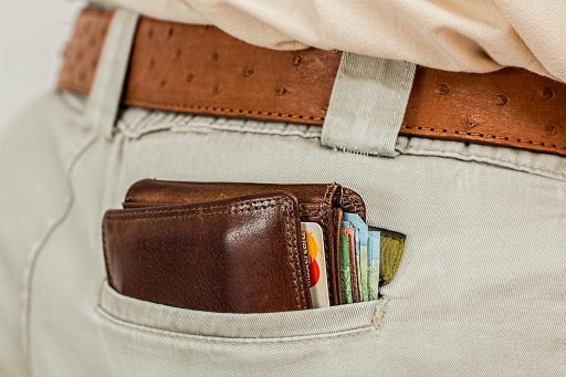 Stapel ongebruikte cadeaubonnen in een portemonnee
