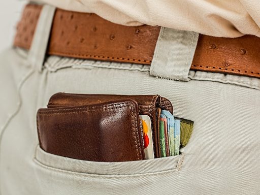 Stapel ongebruikte cadeaubonnen in een portemonnee