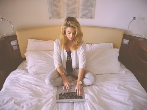 Persoon die thuis op een laptop werkt terwijl hij zijn internetabonnement vergelijkt