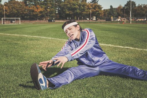 Vrouwelijke atleet in gesprek tijdens een zakelijke bijeenkomst over merkstrategie