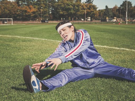 Vrouwelijke atleet in gesprek tijdens een zakelijke bijeenkomst over merkstrategie
