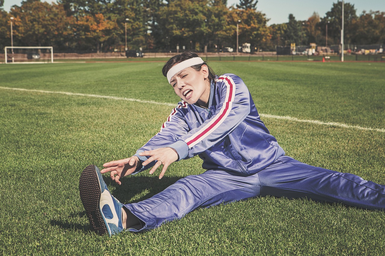Vrouwelijke atleet in gesprek tijdens een zakelijke bijeenkomst over merkstrategie