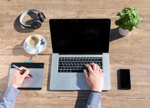 Freelancer die thuis aan een bureau werkt en zijn belastingpapieren controleert
