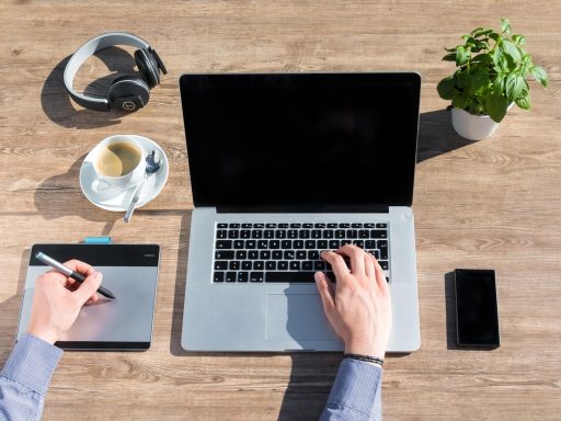 Freelancer die thuis aan een bureau werkt en zijn belastingpapieren controleert