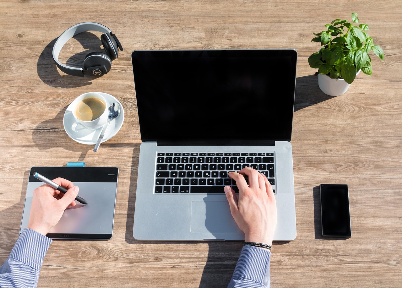 Freelancer die thuis aan een bureau werkt en zijn belastingpapieren controleert