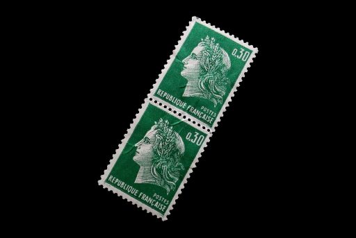 Meerdere Nederlandse postzegels close-up op een envelop