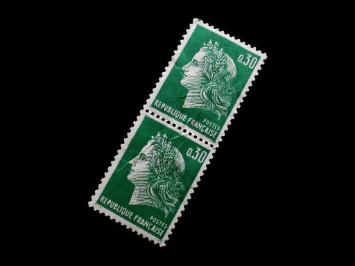 Meerdere Nederlandse postzegels close-up op een envelop