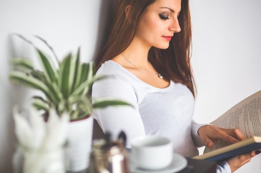 Persoon die een pakket inpakt om te verkopen via een online platform