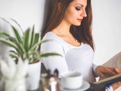 Persoon die een pakket inpakt om te verkopen via een online platform