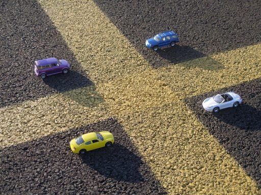 Compacte gezinsauto geparkeerd op een parkeerplaats, symbool voor de keuze tussen auto-abonnement, private lease of kopen