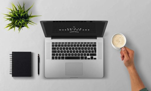 Persoon werkt aan een Excel-budget op laptop aan bureau