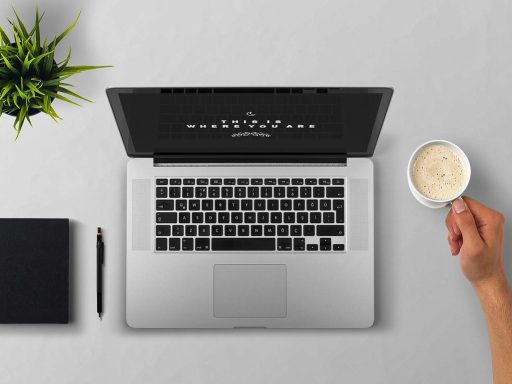 Persoon werkt aan een Excel-budget op laptop aan bureau