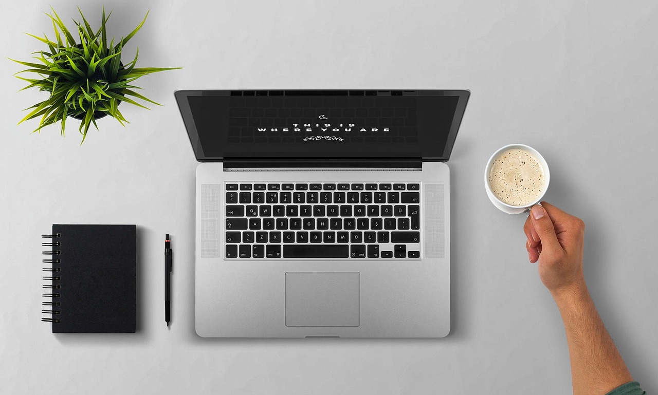 Persoon werkt aan een Excel-budget op laptop aan bureau