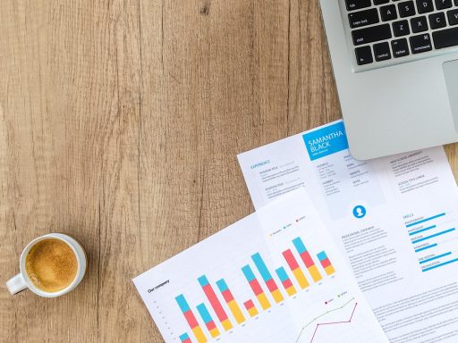 Persoon die financiële documenten doorneemt aan een bureau