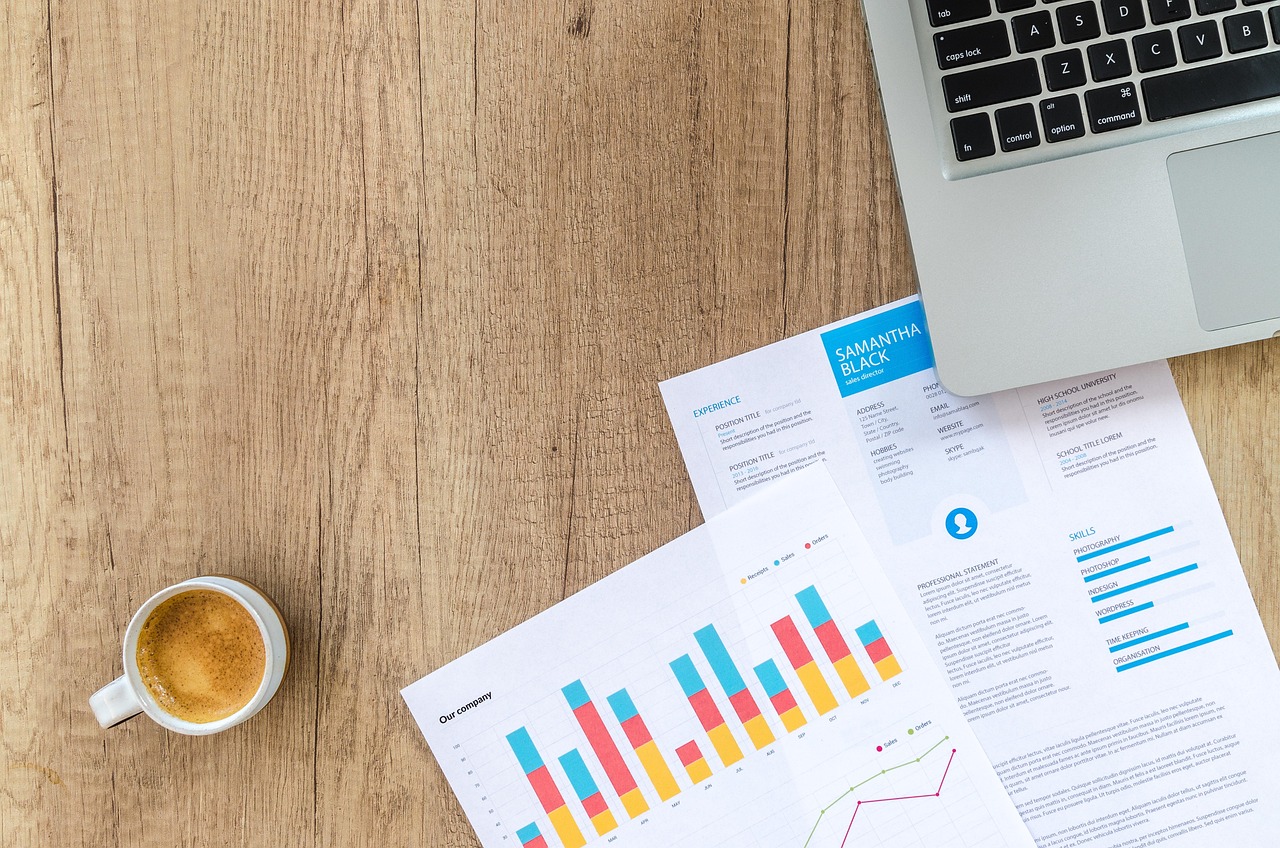 Persoon die financiële documenten doorneemt aan een bureau