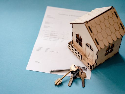 Stel dat samen hypotheekdocumenten doorneemt aan de keukentafel