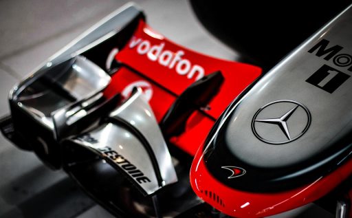 Formule 1 auto met meerdere sponsorlogo's zichtbaar op de carrosserie