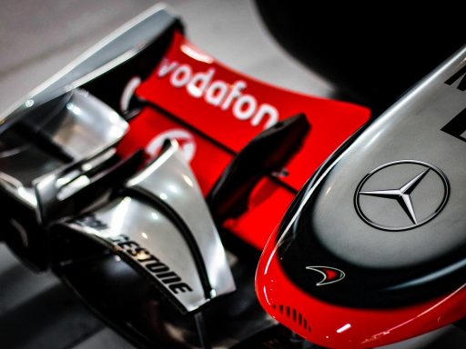 Formule 1 auto met meerdere sponsorlogo's zichtbaar op de carrosserie
