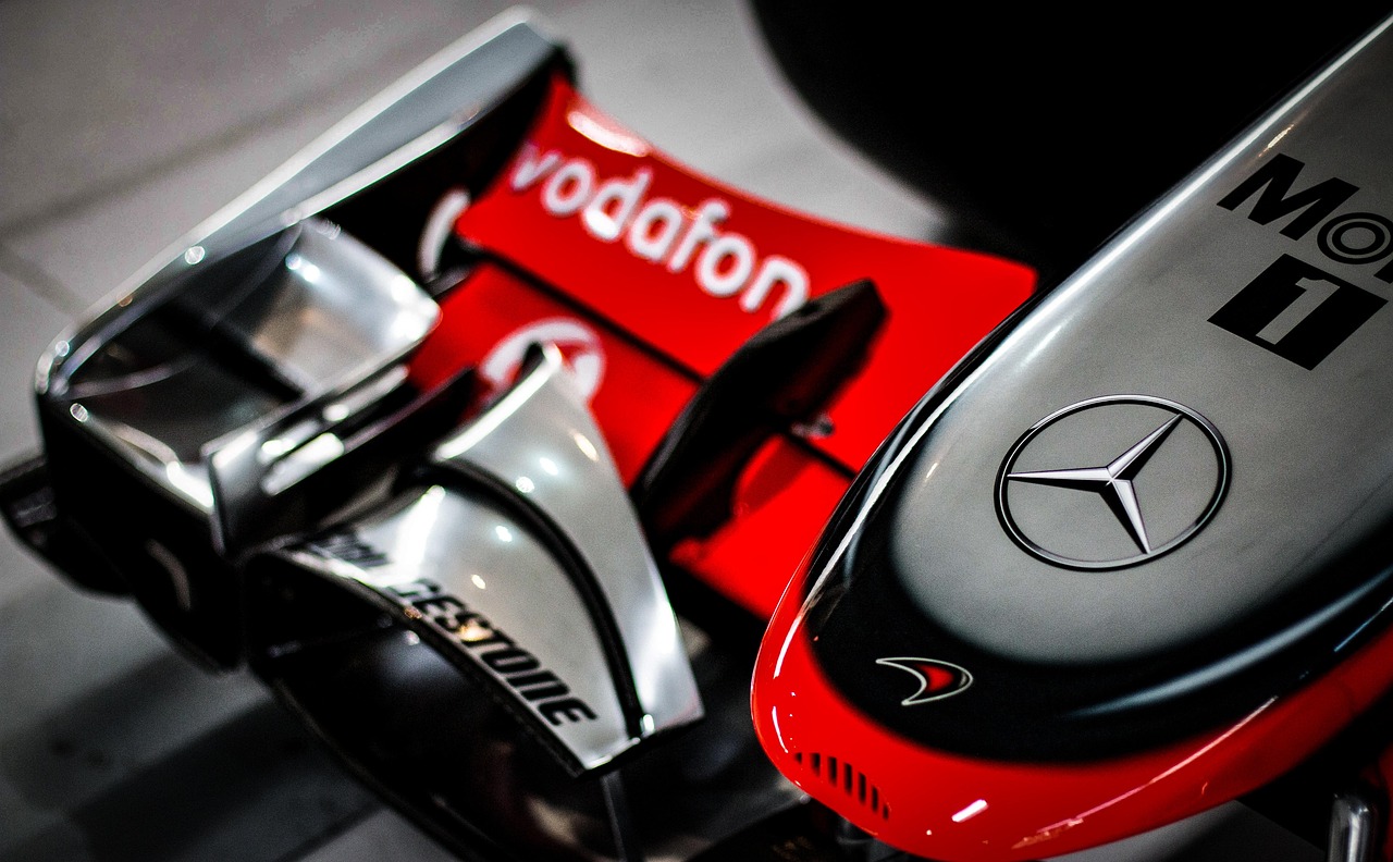 Formule 1 auto met meerdere sponsorlogo's zichtbaar op de carrosserie
