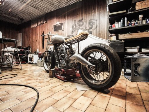Motor geparkeerd in een garagebox als voorbeeld van veilige stallingsplek die invloed heeft op de verzekeringspremie